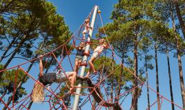 Pyramide de cordes au camping Les Oyats 